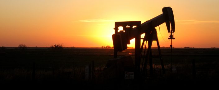 Daten sind das neue Öl. Foto von Gina Dittmer (https://www.publicdomainpictures.net/en/view-image.php?image=158901&amp;picture=oklahoma-sunset-oil-rig), Lizenz: CC0 Public Domain.